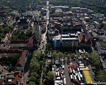Stadtkirche und Markt Blick auf die Altstadt mit Frühlingsfest